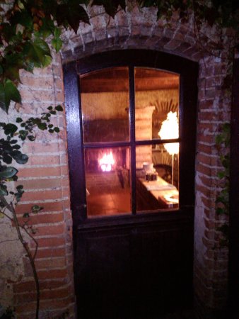 011-fireplace-030-looking-in-though-the-front-door.jpg.medium.jpeg